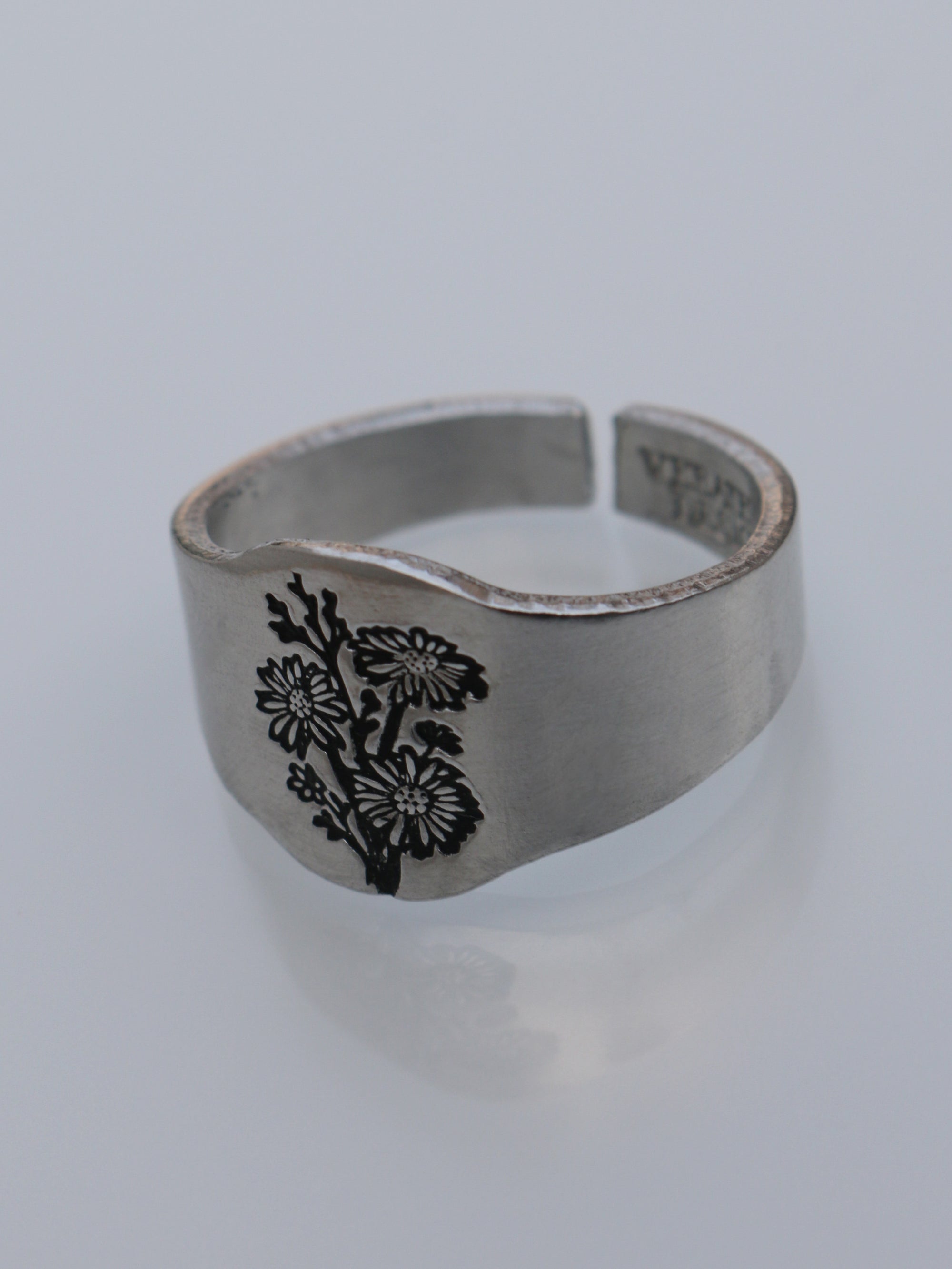Daisy Bouquet Signet Ring