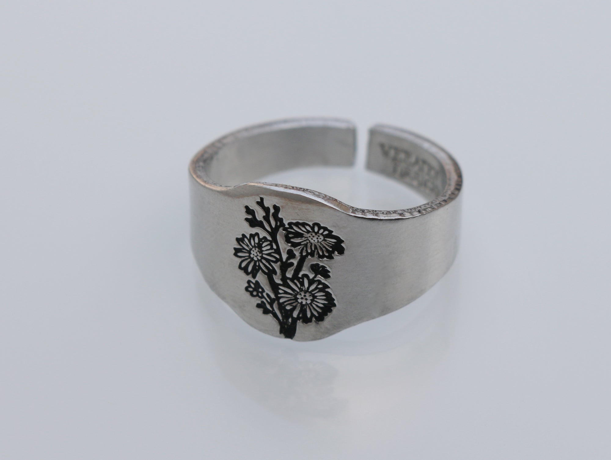 Daisy Bouquet Signet Ring