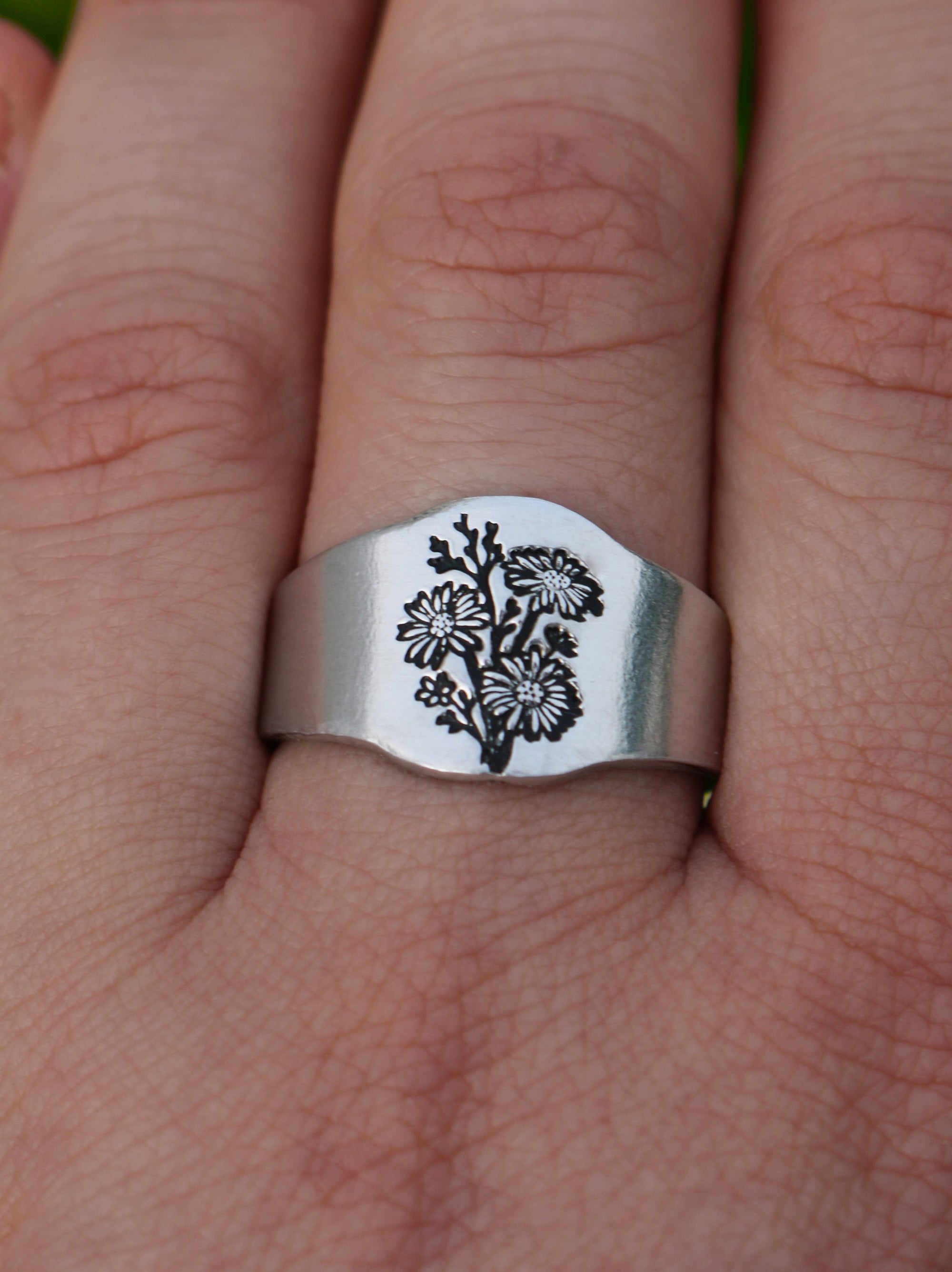 Daisy Bouquet Signet Ring