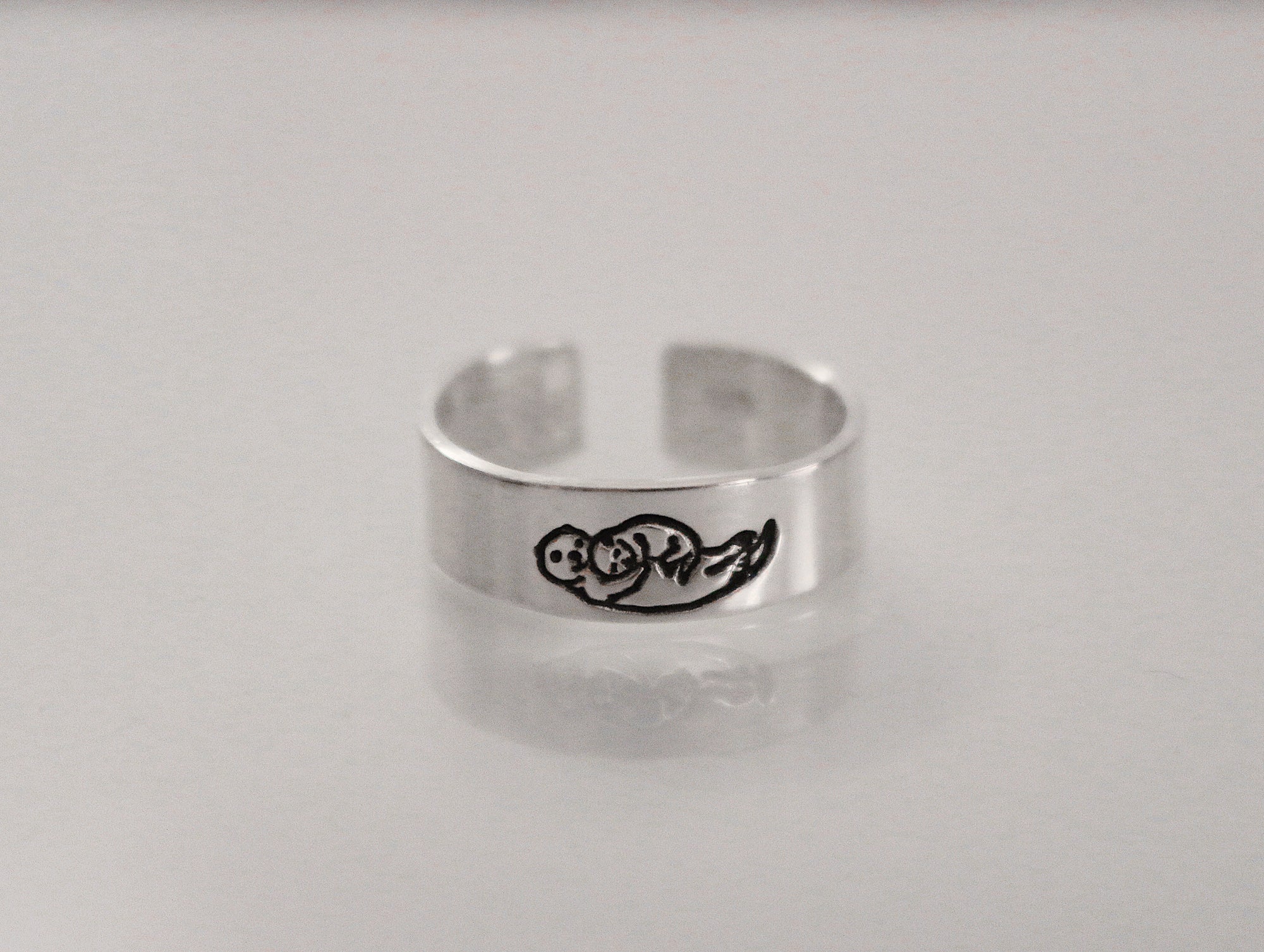 Otter Hug Ring