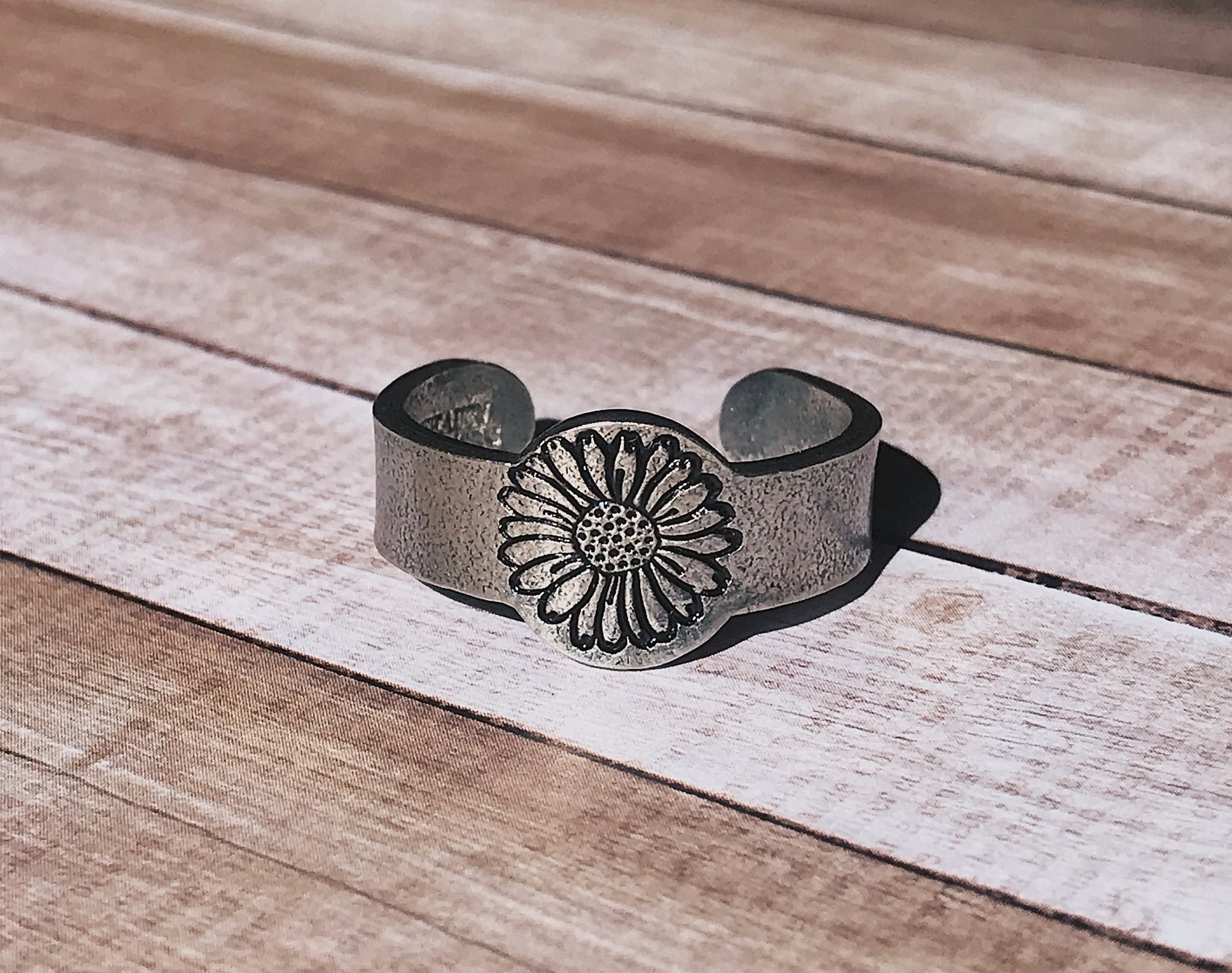 April Birth Flower Ring | Daisy Jewelry | Rustic Floral Signet Ring | Best Friend Birthday Gifts | Mother's Day Gift | Best Friend Ring