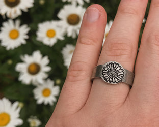 April Birth Flower Ring | Daisy Jewelry | Rustic Floral Signet Ring | Best Friend Birthday Gifts | Mother's Day Gift | Best Friend Ring