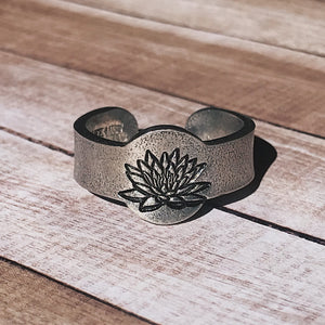 July Birth Flower Ring | Water Lily Jewelry | Rustic Floral Signet Ring | Best Friend Birthday Gifts | Mother's Day Gift | Best Friend Ring
