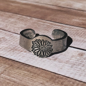 April Birth Flower Ring | Daisy Jewelry | Rustic Floral Signet Ring | Best Friend Birthday Gifts | Mother's Day Gift | Best Friend Ring