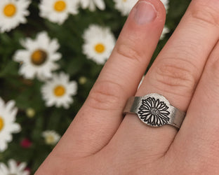 April Birth Flower Ring | Daisy Jewelry | Rustic Floral Signet Ring | Best Friend Birthday Gifts | Mother's Day Gift | Best Friend Ring