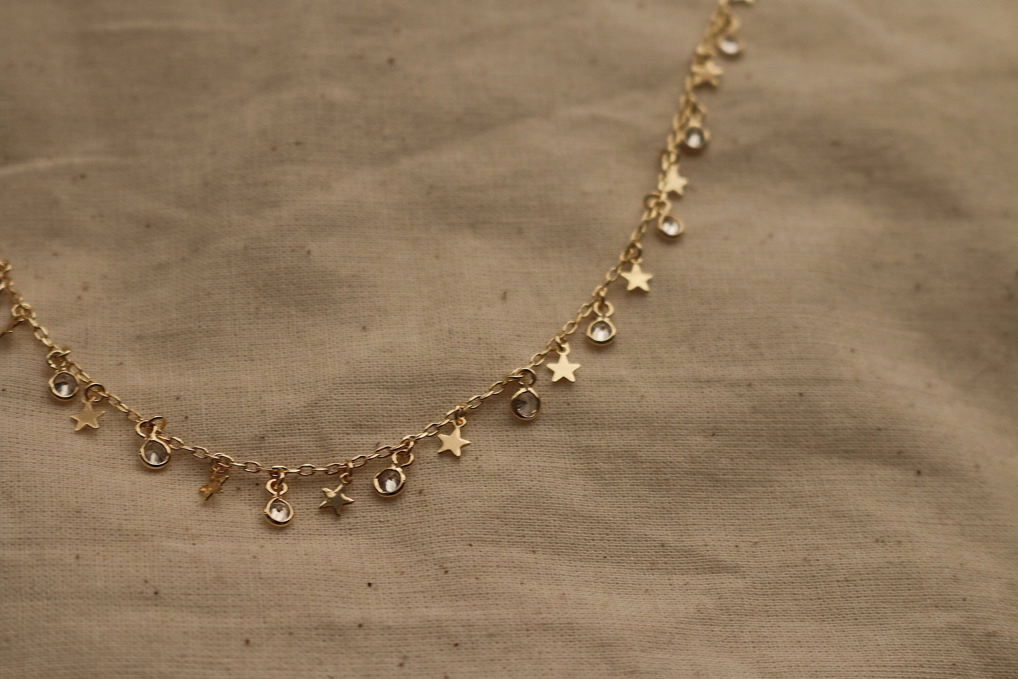 Zenyu Link Gemstone Ovate Pendant Necklace | 18ct Gold Plated/Labradorite  Necklaces | Missoma